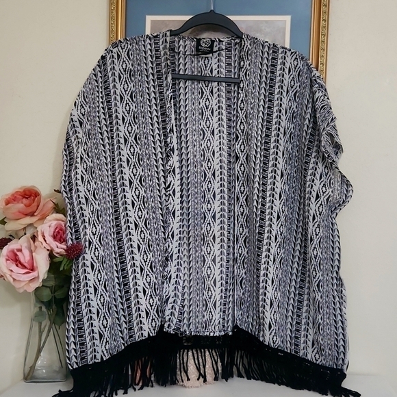 bodeu Sweaters - Kimono Fringe detailed Hem size Medium Petite Bohemian Cottagecore Coverup